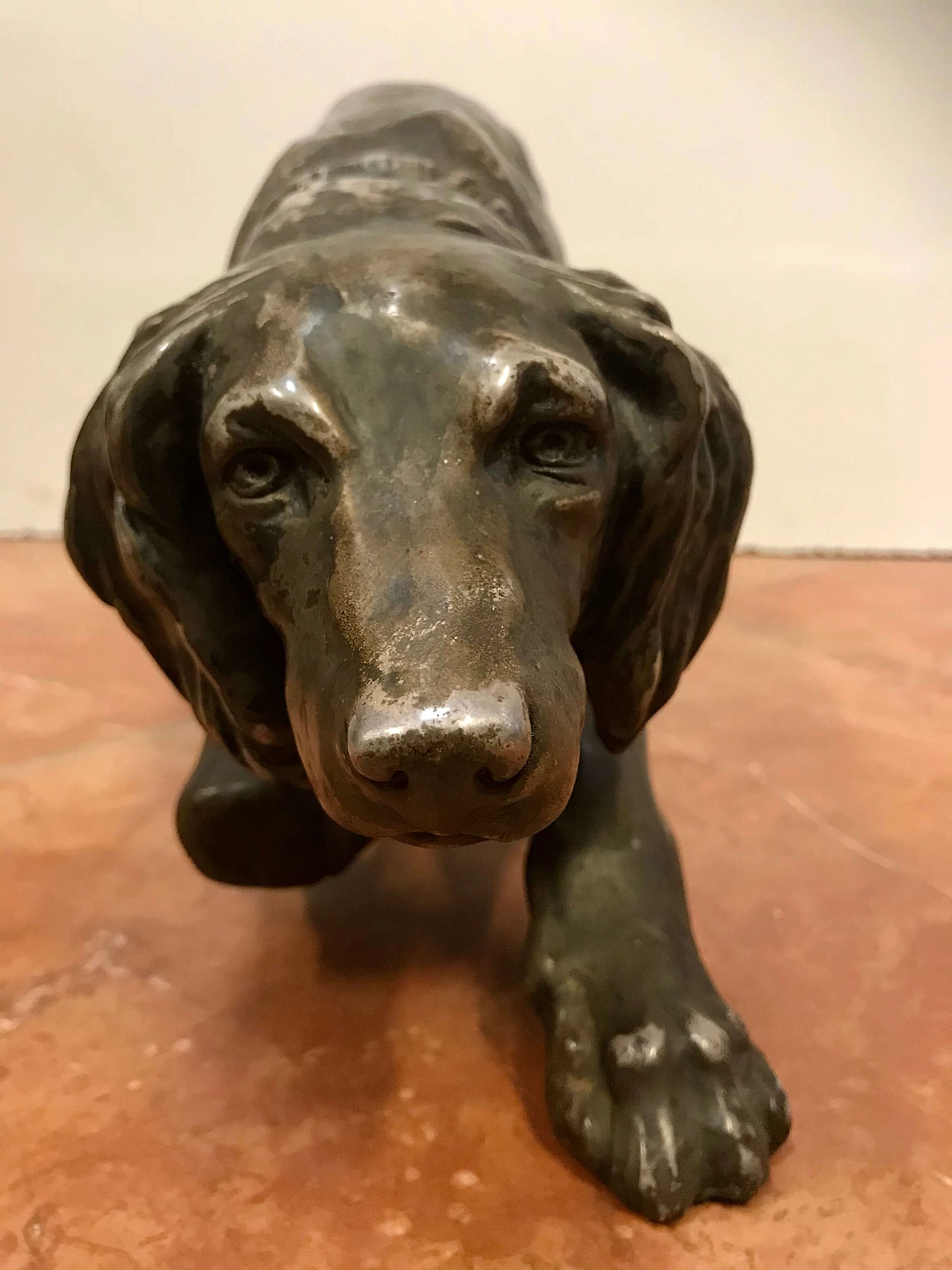 Cane da caccia in terracotta laminata in rame argentato di R. Teglio, anni ’40 1256112