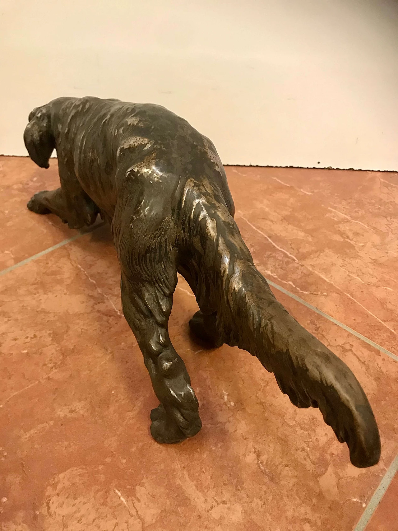 Cane da caccia in terracotta laminata in rame argentato di R. Teglio, anni ’40 1256115