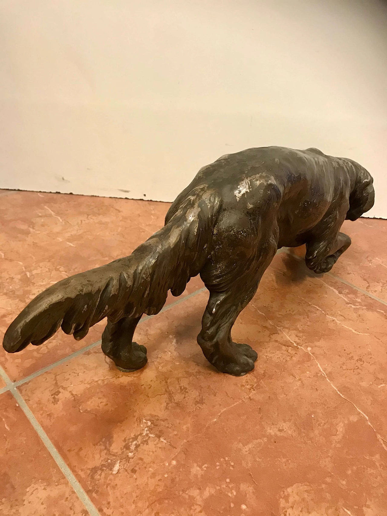 Cane da caccia in terracotta laminata in rame argentato di R. Teglio, anni ’40 1256116