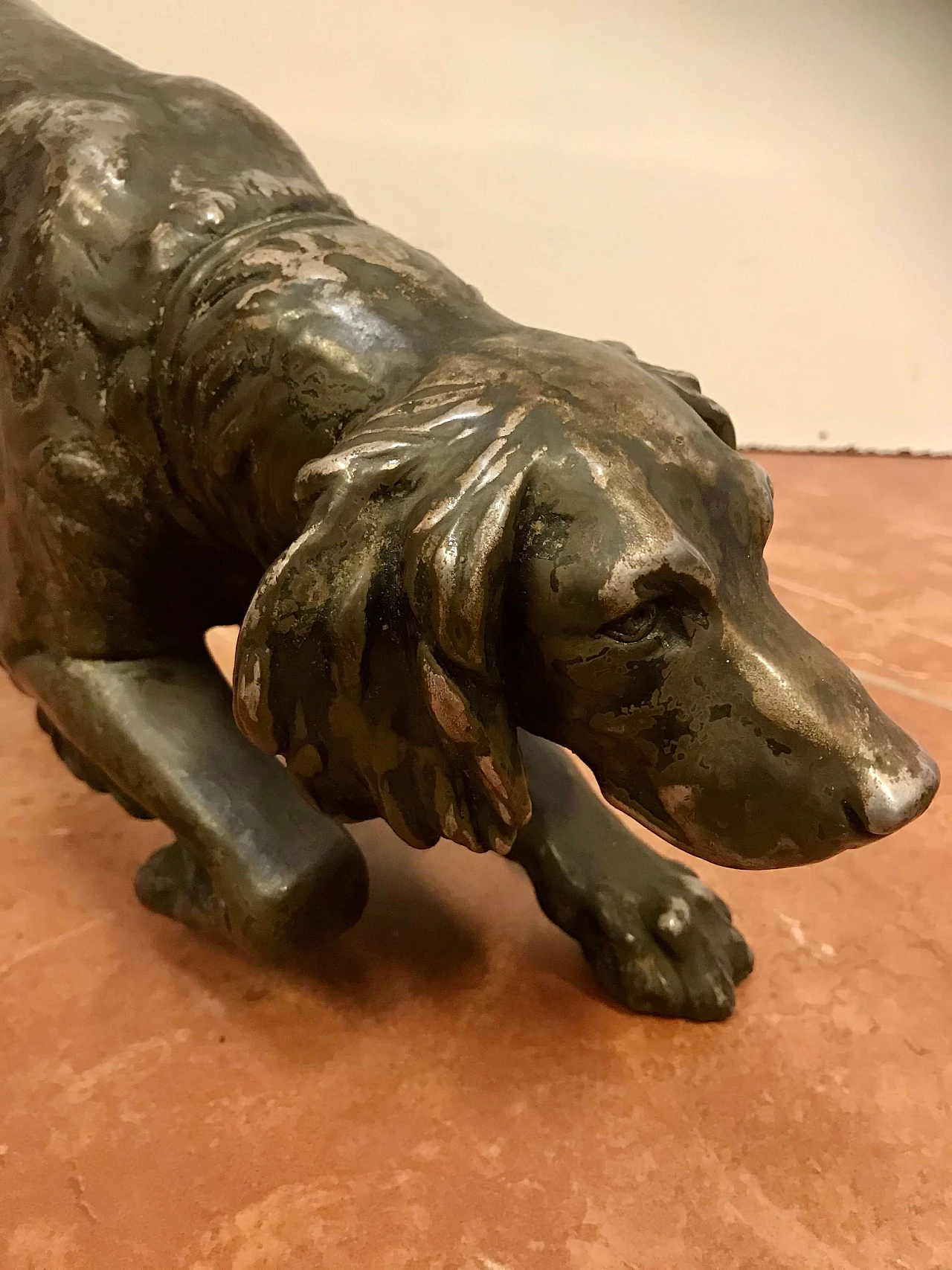 Cane da caccia in terracotta laminata in rame argentato di R. Teglio, anni ’40 1256118