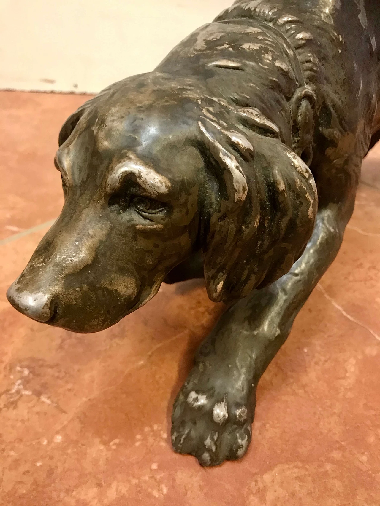 Cane da caccia in terracotta laminata in rame argentato di R. Teglio, anni ’40 1256119
