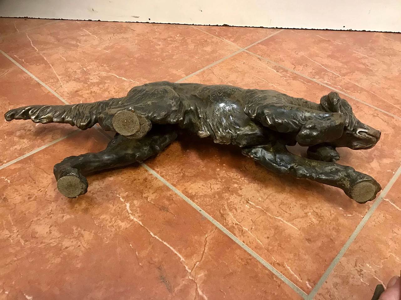 Cane da caccia in terracotta laminata in rame argentato di R. Teglio, anni ’40 1256122