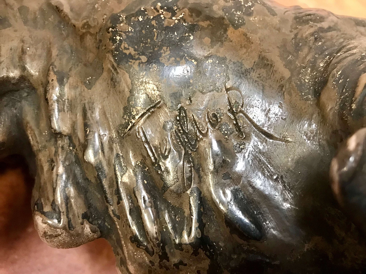 Cane da caccia in terracotta laminata in rame argentato di R. Teglio, anni ’40 1256123