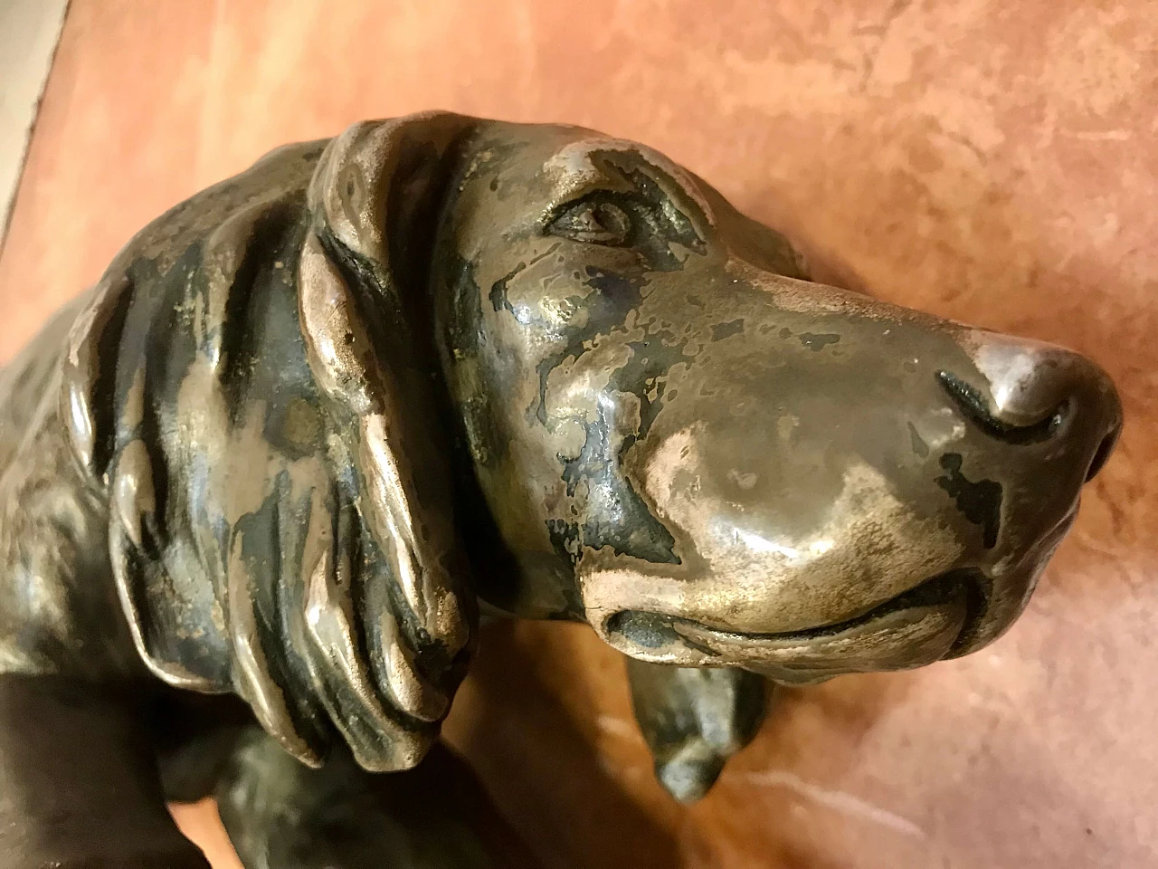 Cane da caccia in terracotta laminata in rame argentato di R. Teglio, anni ’40 1256124