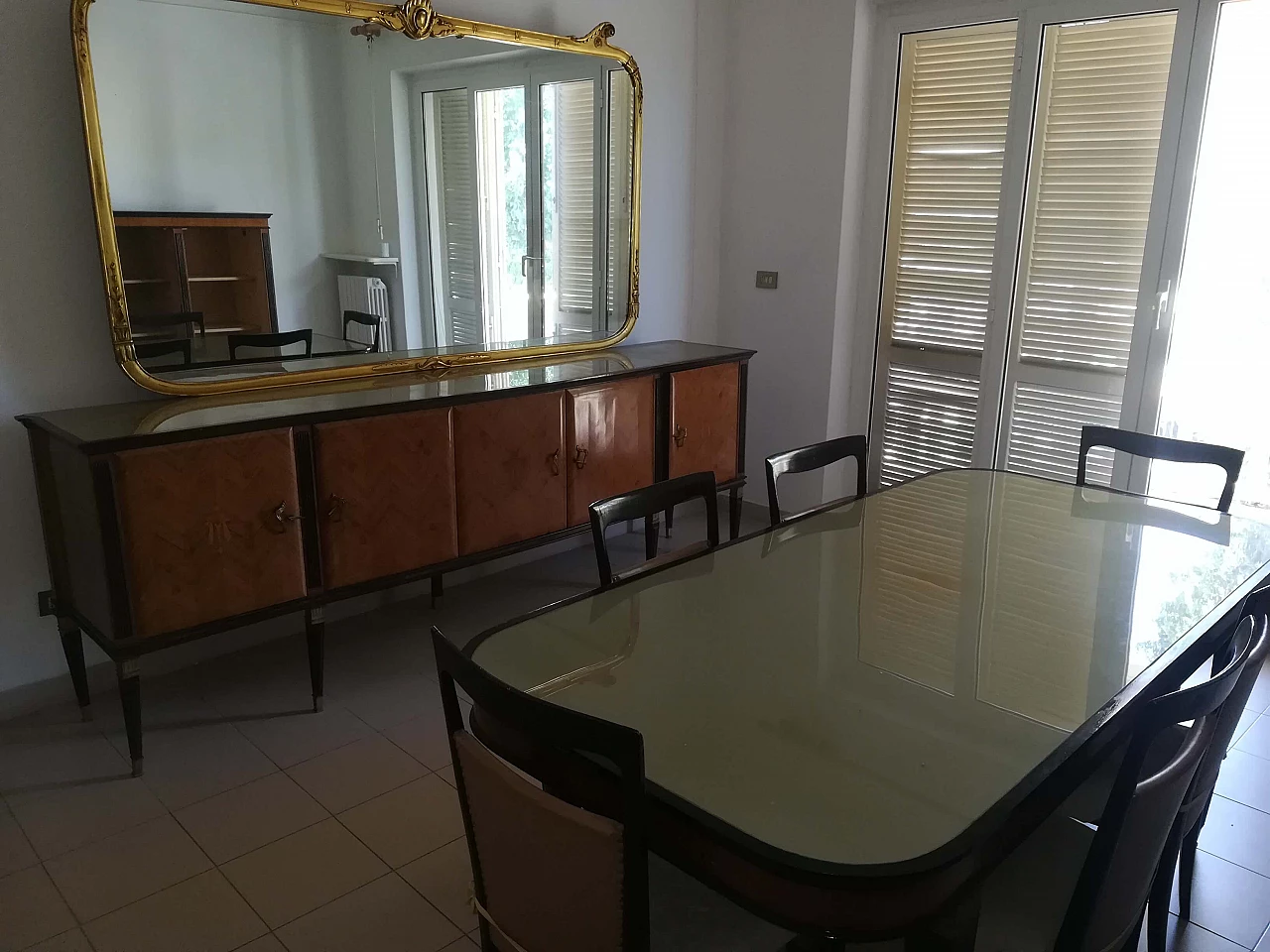 Tavolo da pranzo e 2 credenze in palissandro e ottone, anni '50 1256687