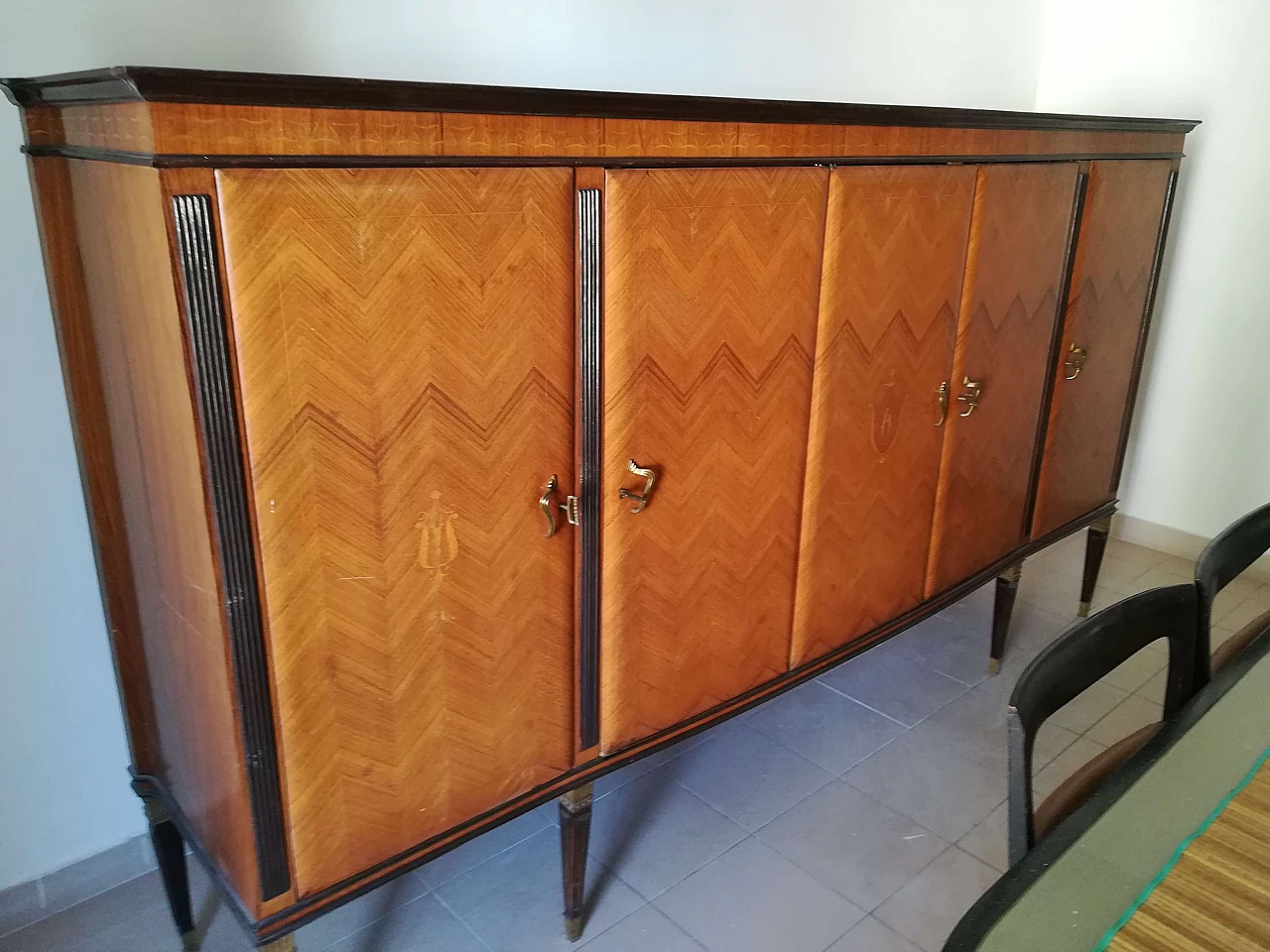 Tavolo da pranzo e 2 credenze in palissandro e ottone, anni '50 1256688