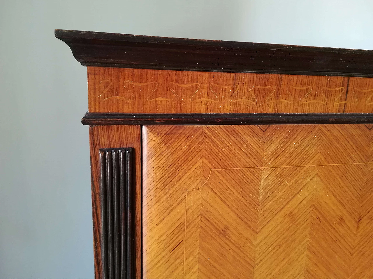 Tavolo da pranzo e 2 credenze in palissandro e ottone, anni '50 1256689