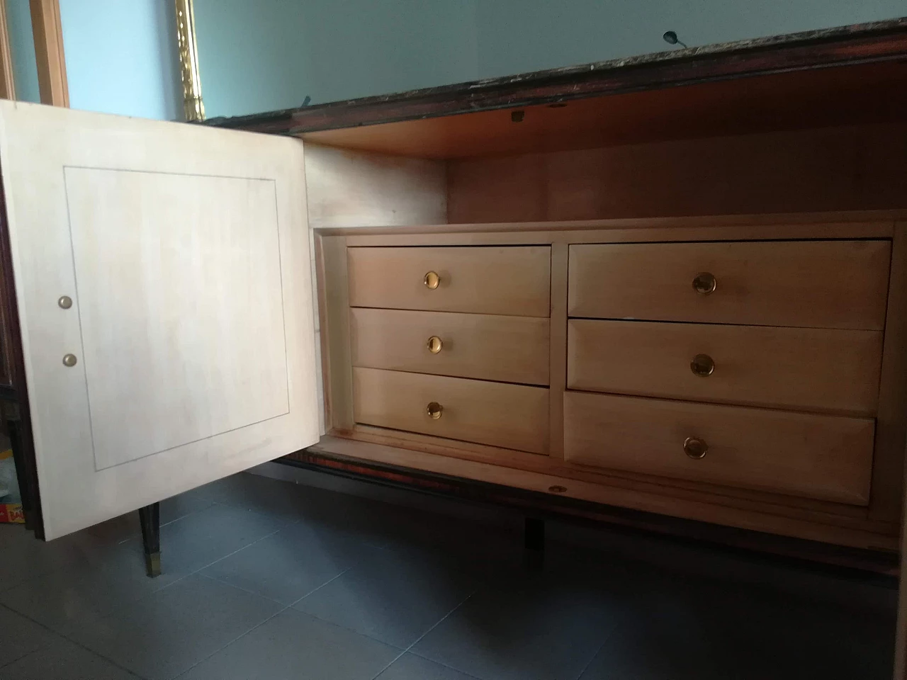 Tavolo da pranzo e 2 credenze in palissandro e ottone, anni '50 1256691