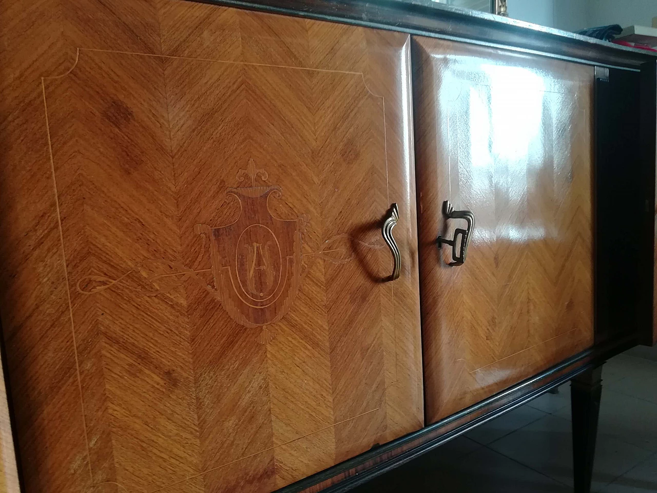 Tavolo da pranzo e 2 credenze in palissandro e ottone, anni '50 1256692