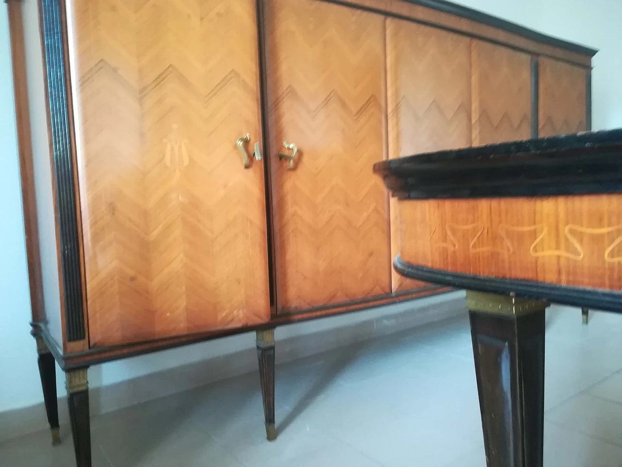 Tavolo da pranzo e 2 credenze in palissandro e ottone, anni '50 1256697