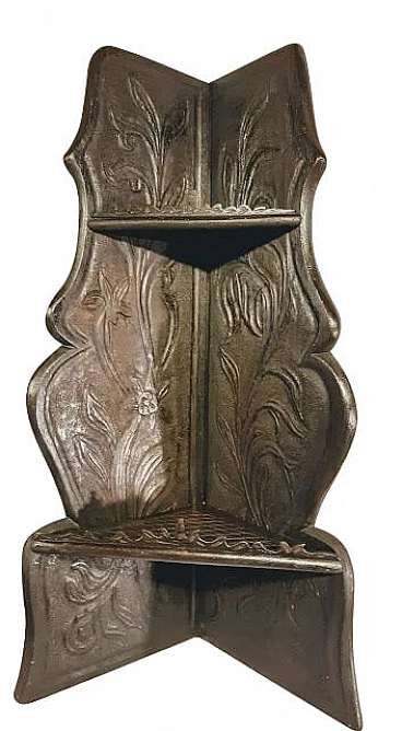 Carved wooden corner cabinet, early 20th century