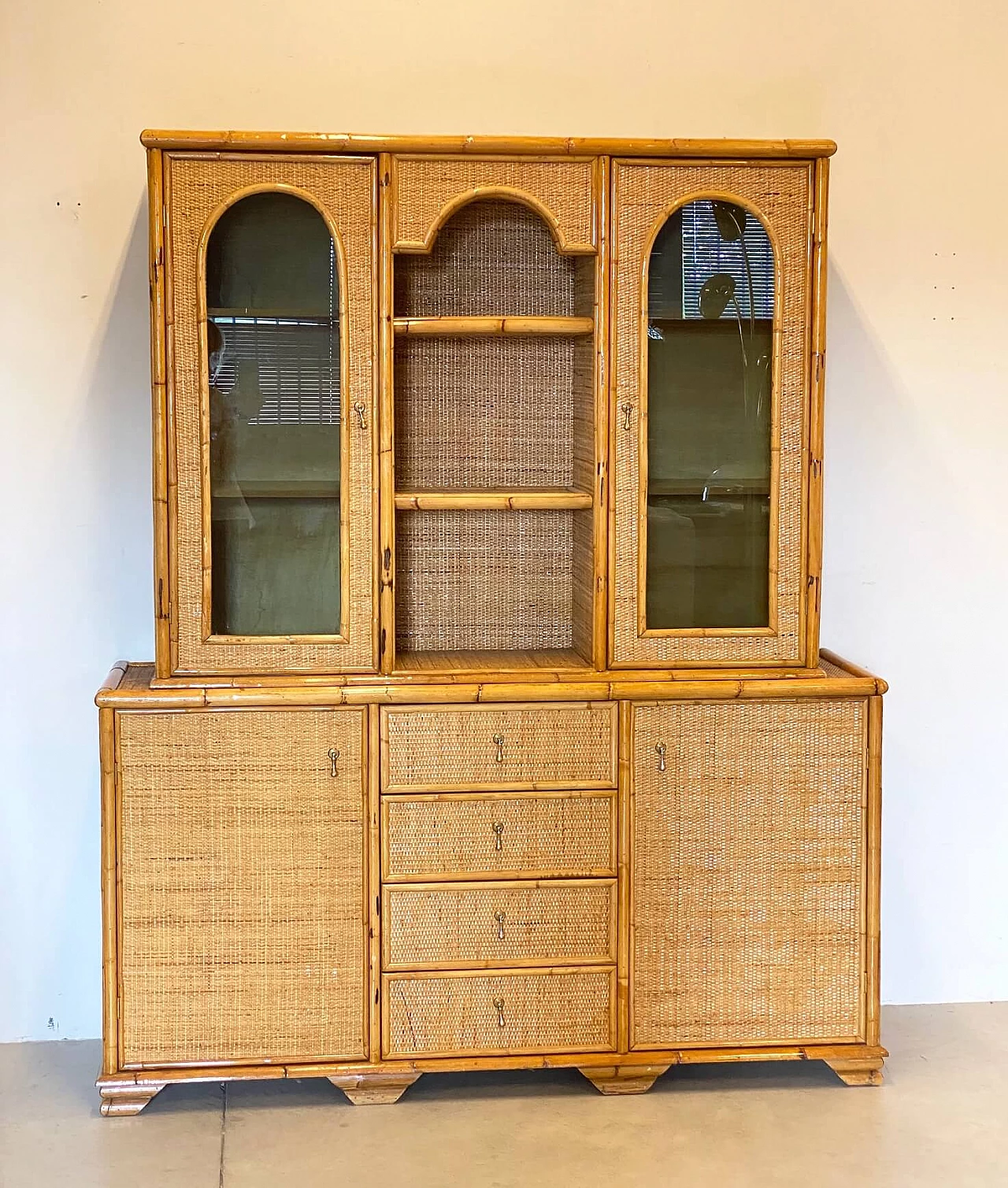 Credenza con alzata in bambù e vimini, anni '70 1257764