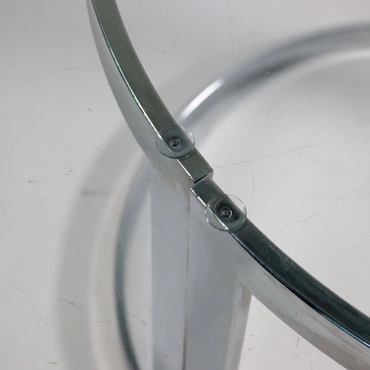 Tavolino in metallo cromato e vetro, anni '70 1258007
