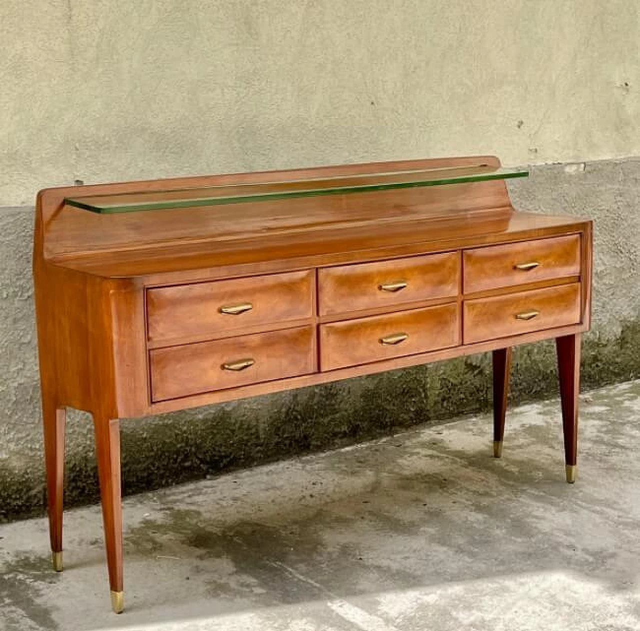 Sideboard in wood with glass shelf and brass feet and handles, 50s 1258172
