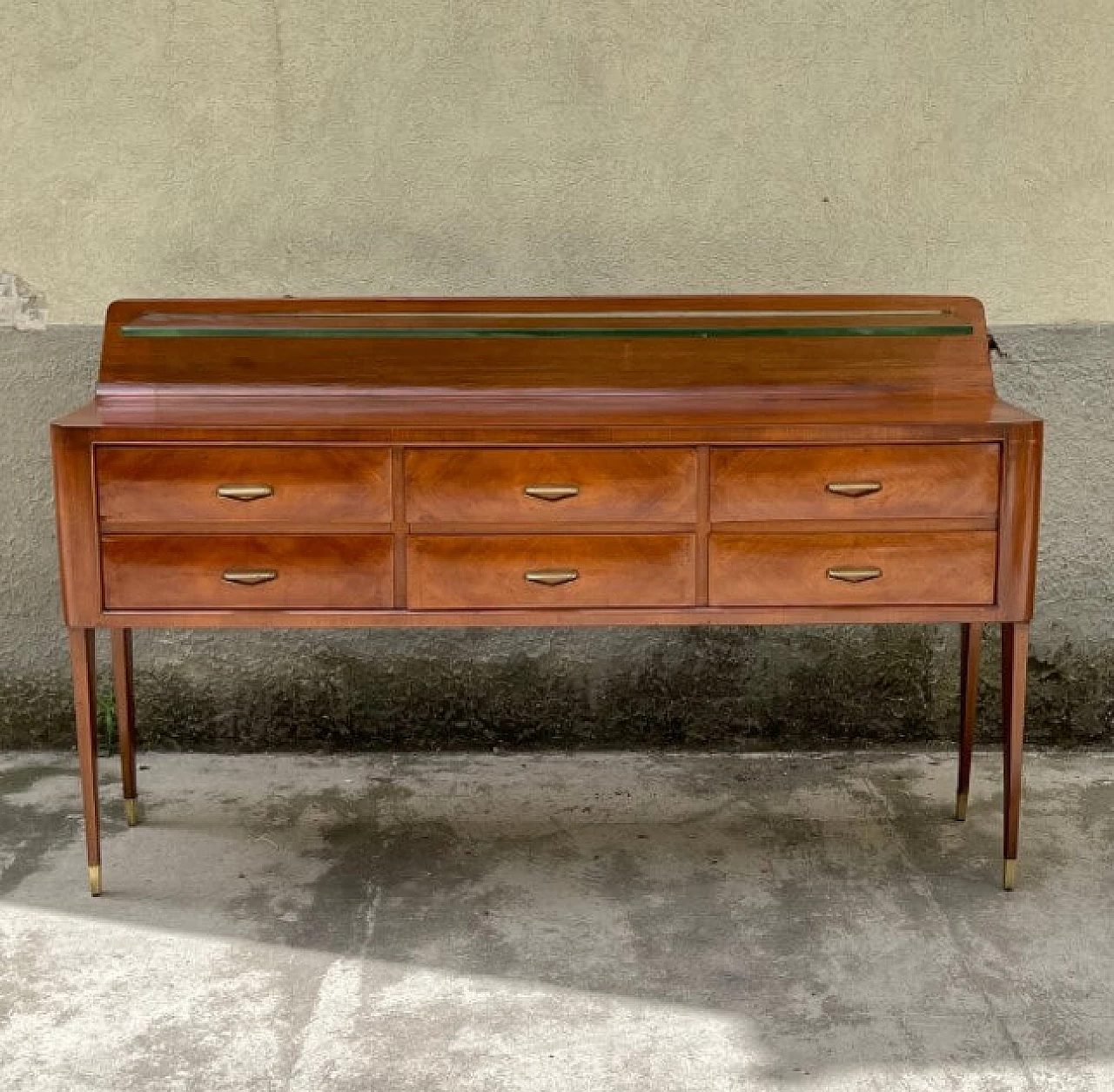 Sideboard in wood with glass shelf and brass feet and handles, 50s 1258173