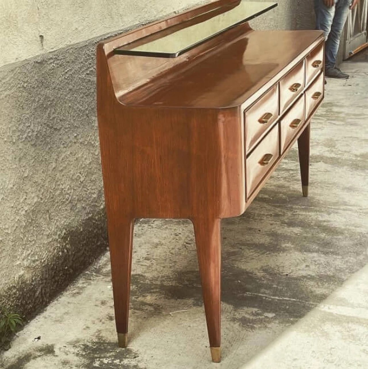 Sideboard in wood with glass shelf and brass feet and handles, 50s 1258174