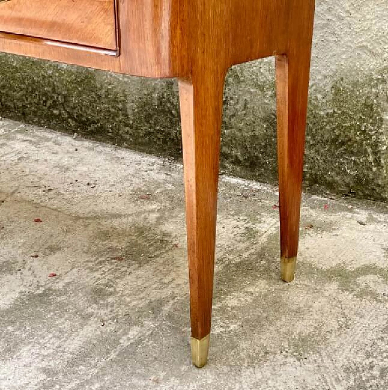 Sideboard in wood with glass shelf and brass feet and handles, 50s 1258176