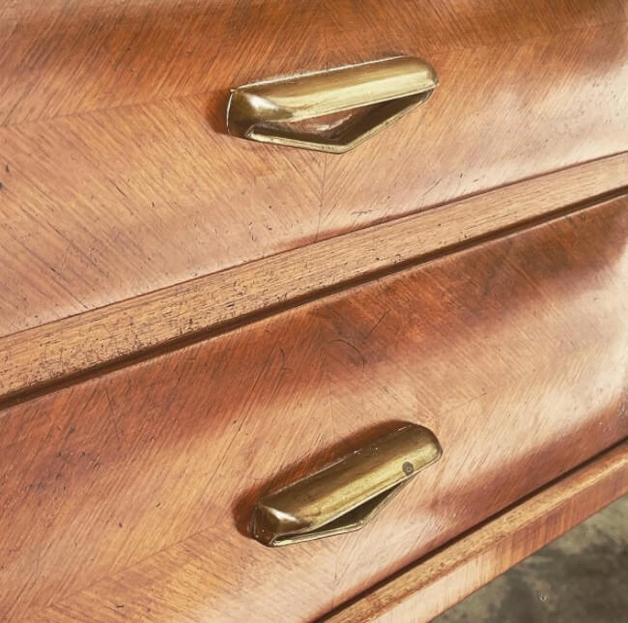 Sideboard in wood with glass shelf and brass feet and handles, 50s 1258177