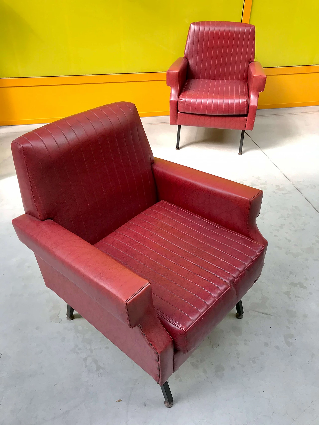 Pair of amaranth skai armchairs with black metal feet, 60s 1258430