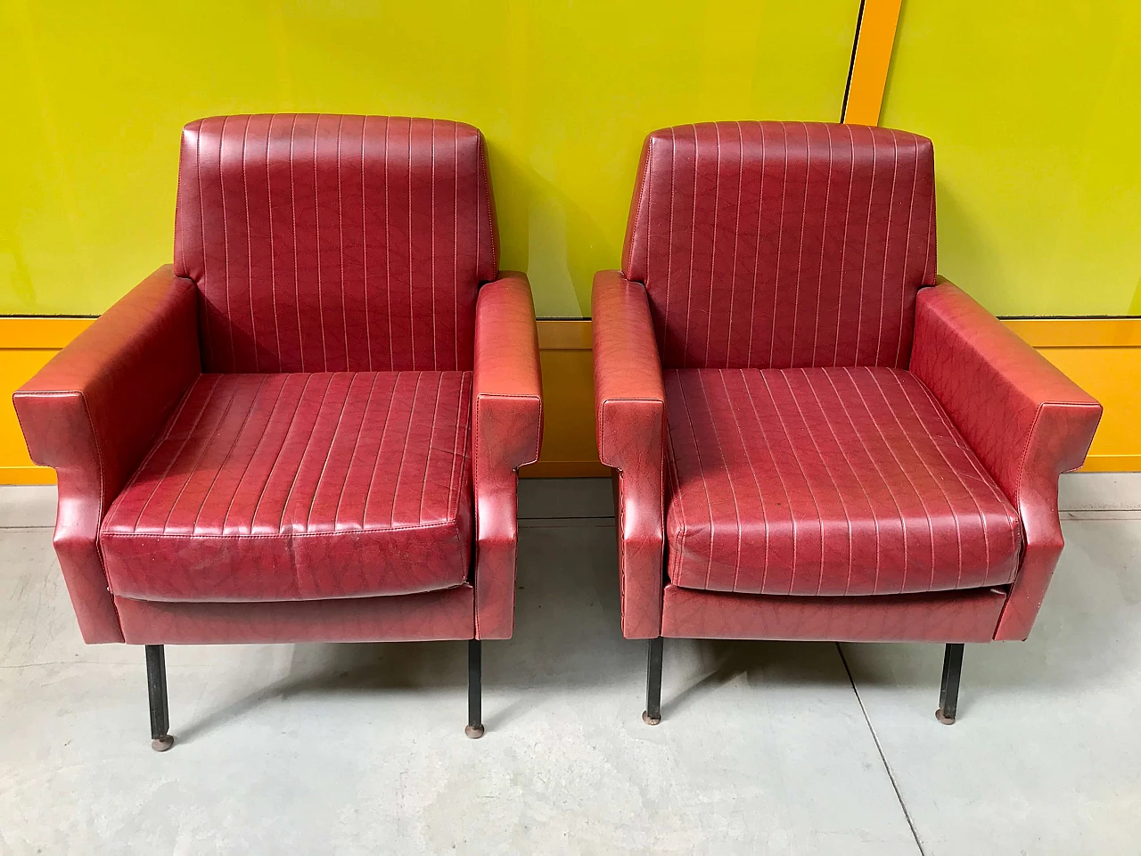 Pair of amaranth skai armchairs with black metal feet, 60s 1258431