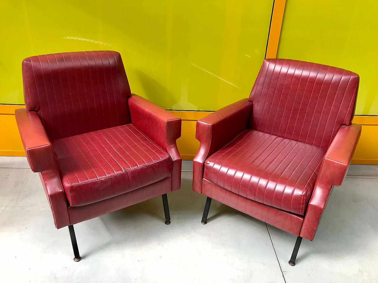 Pair of amaranth skai armchairs with black metal feet, 60s 1258432