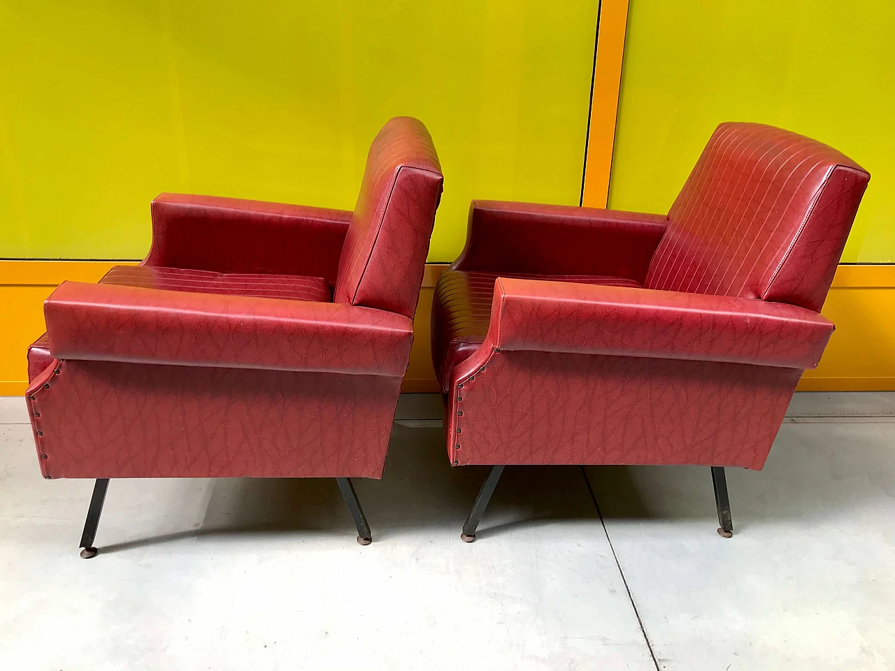 Pair of amaranth skai armchairs with black metal feet, 60s 1258433