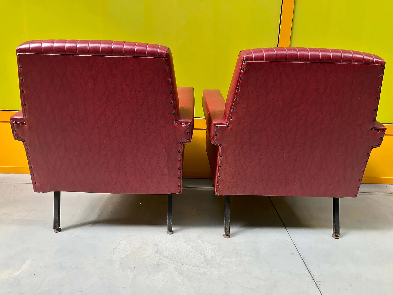 Pair of amaranth skai armchairs with black metal feet, 60s 1258434