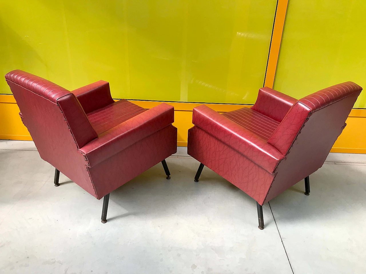 Pair of amaranth skai armchairs with black metal feet, 60s 1258435