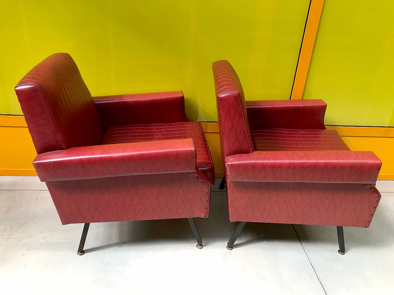 Pair of amaranth skai armchairs with black metal feet, 60s 1258436