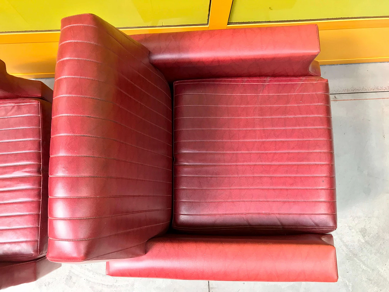 Pair of amaranth skai armchairs with black metal feet, 60s 1258438