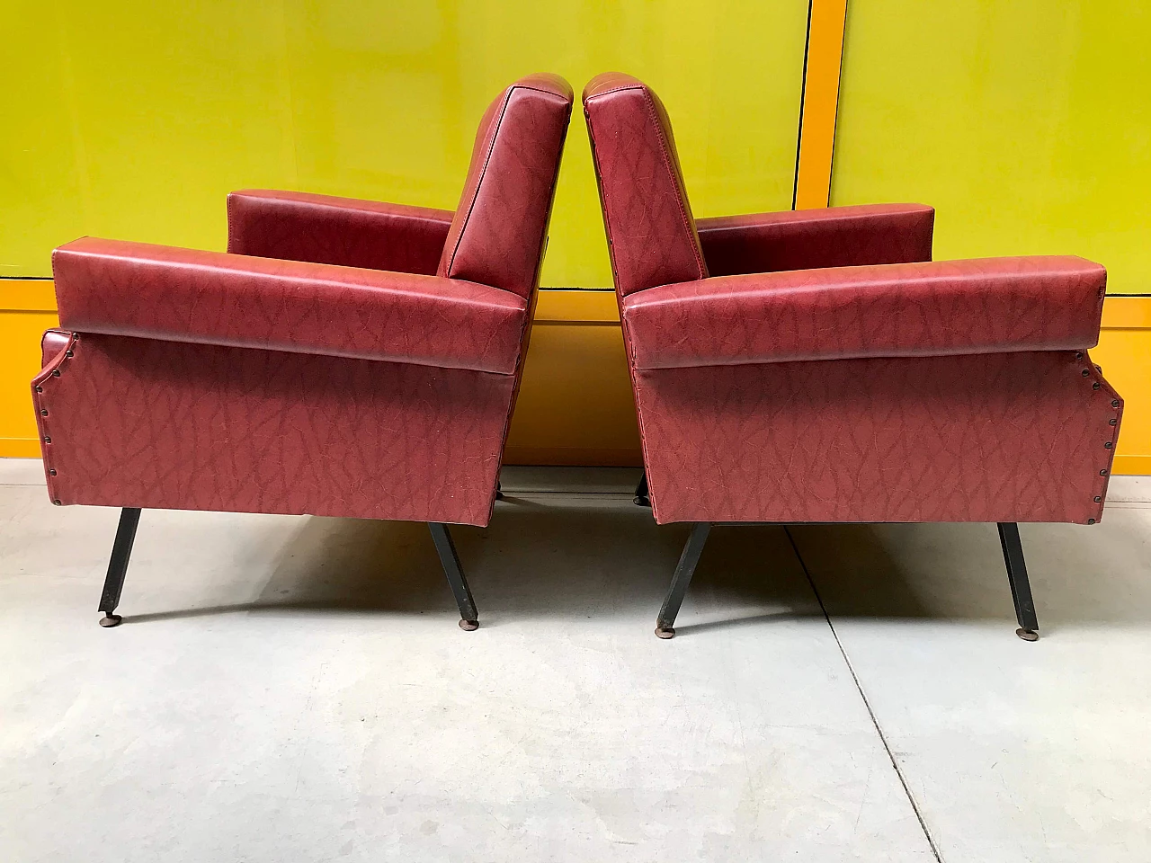 Pair of amaranth skai armchairs with black metal feet, 60s 1258439