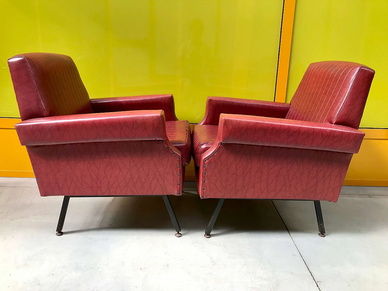 Pair of amaranth skai armchairs with black metal feet, 60s 1258440