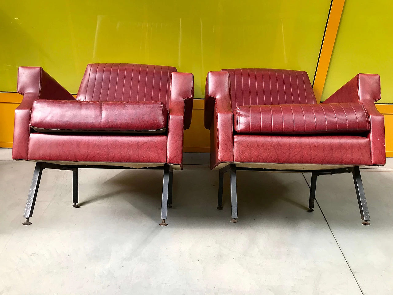 Pair of amaranth skai armchairs with black metal feet, 60s 1258441