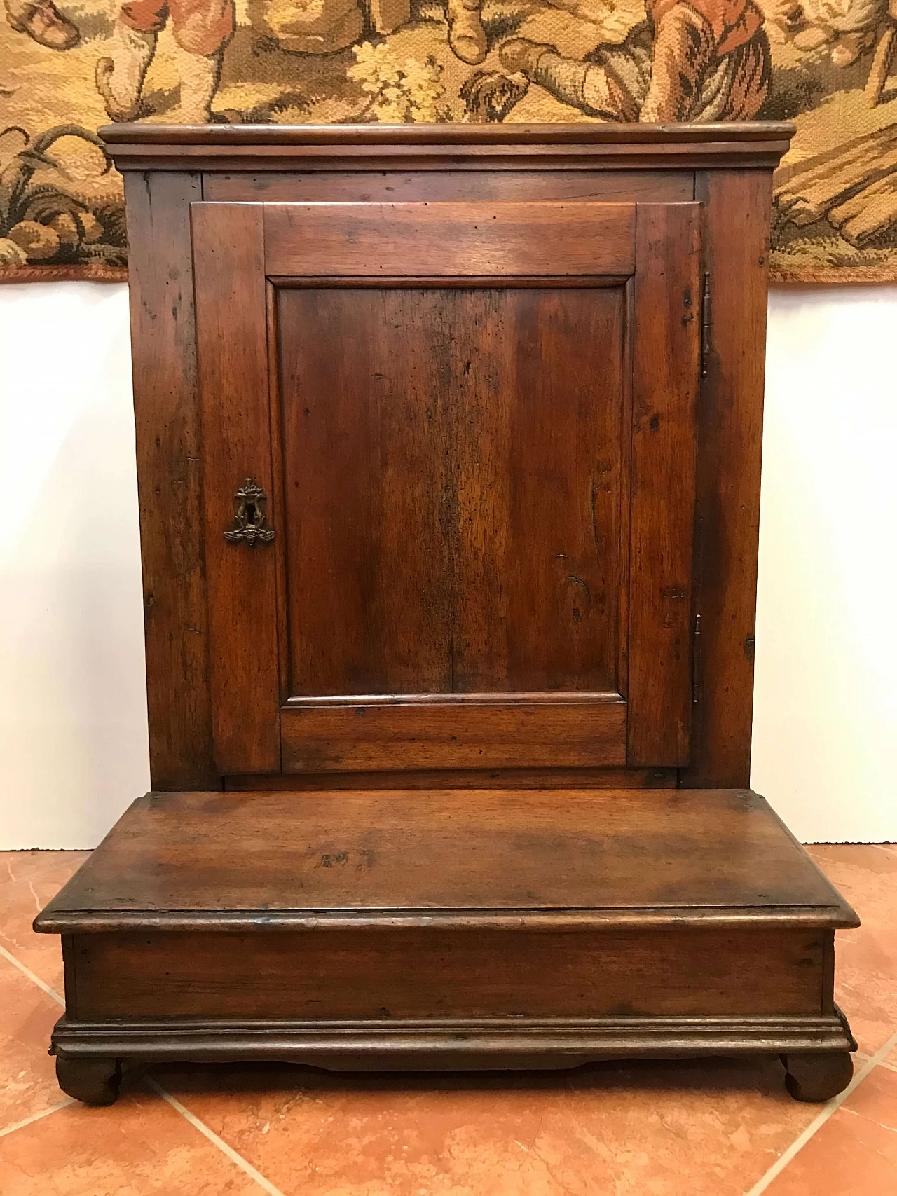 Piedmontese walnut kneeler, late 18th century 1258474