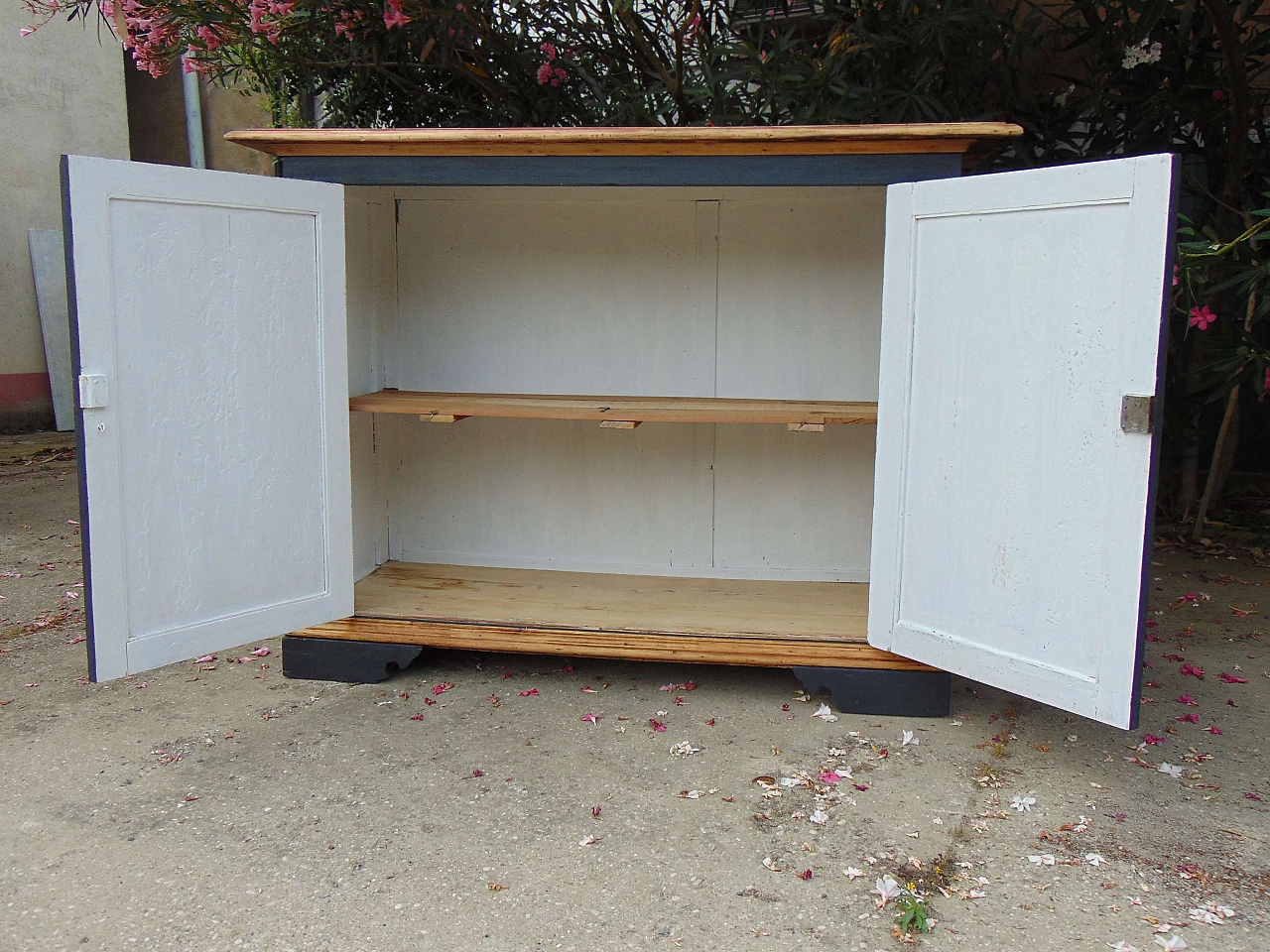 Credenza a due ripiani in legno dipinto, '900 1258687