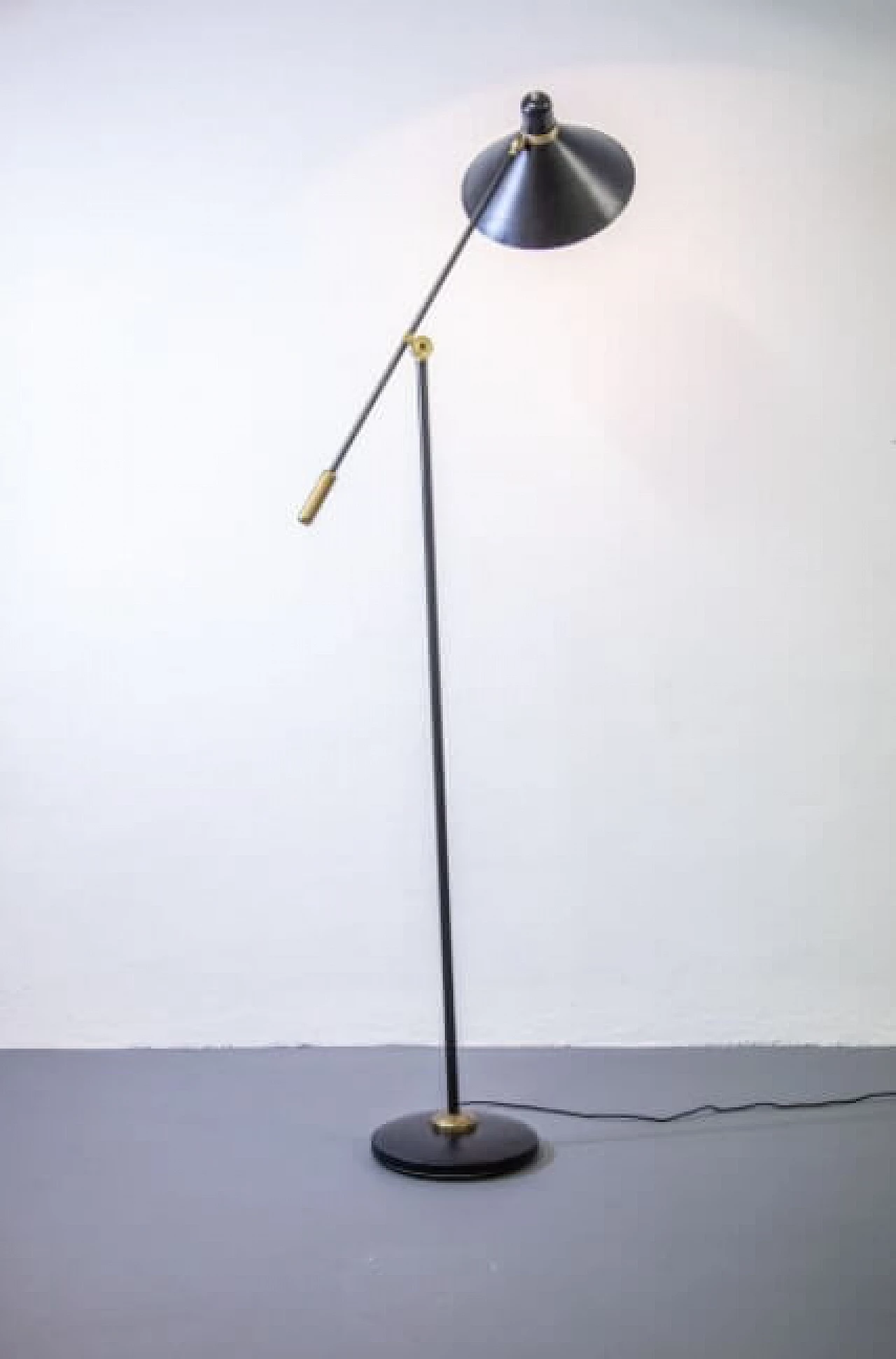 Lampada da terra girevole in ferro, alluminio e ottone di Stilux Milano, anni '50 1259460