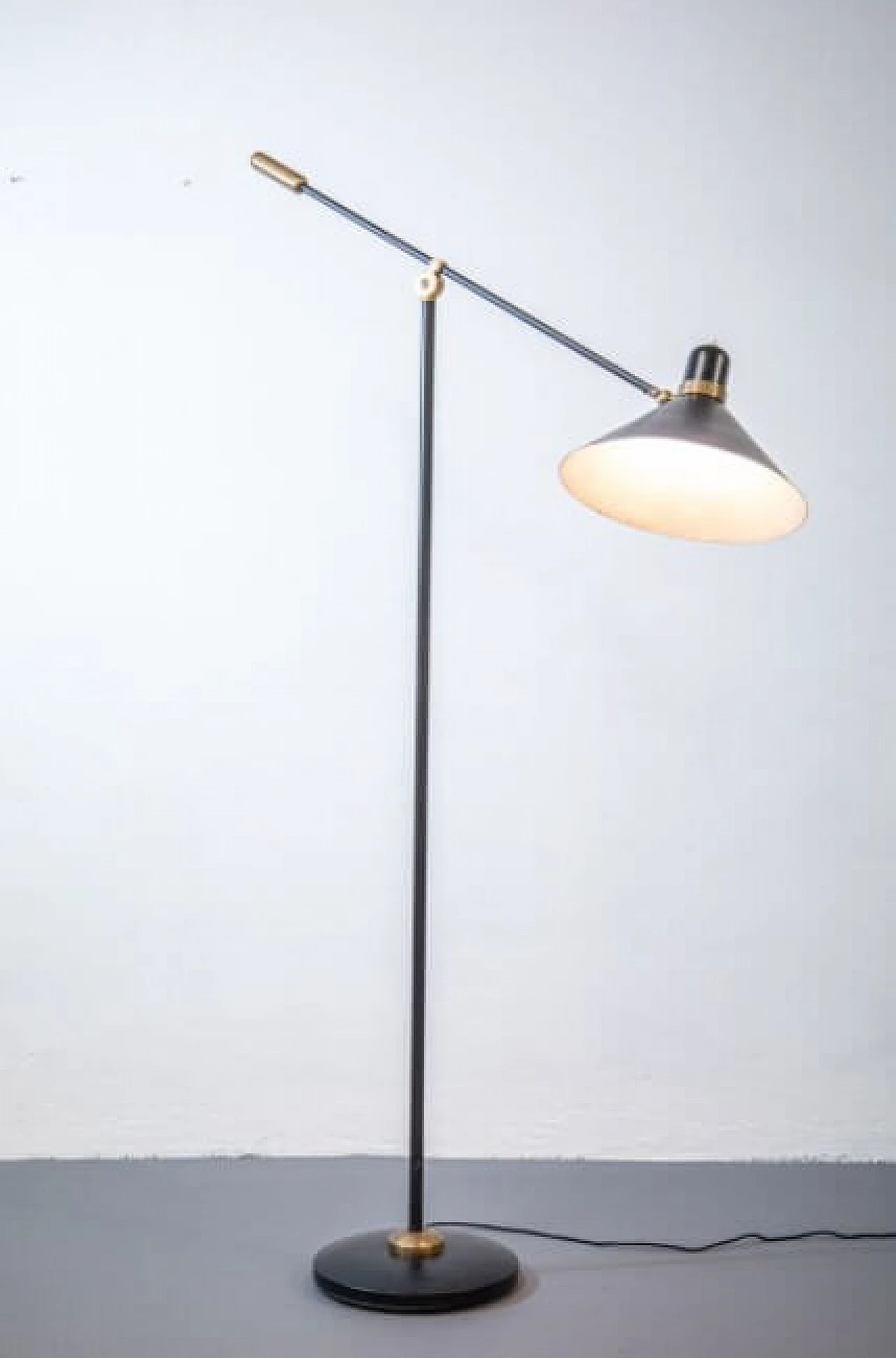Lampada da terra girevole in ferro, alluminio e ottone di Stilux Milano, anni '50 1259466