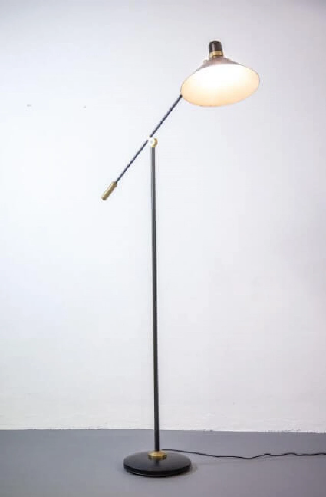 Lampada da terra girevole in ferro, alluminio e ottone di Stilux Milano, anni '50 1259467