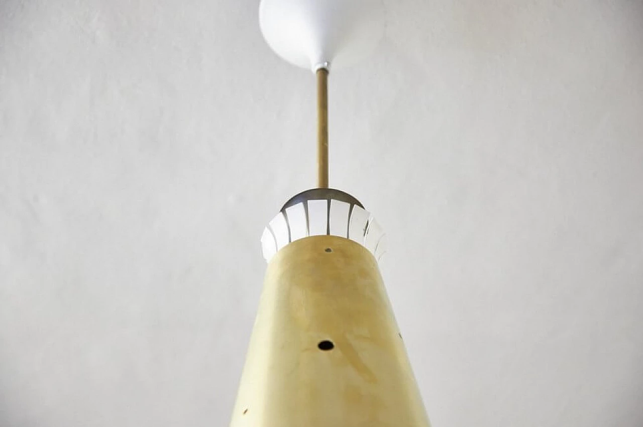 Coppia di lampade a sospensione in ottone, metallo e plexiglass di Paavo Tynell, anni '60 1259475