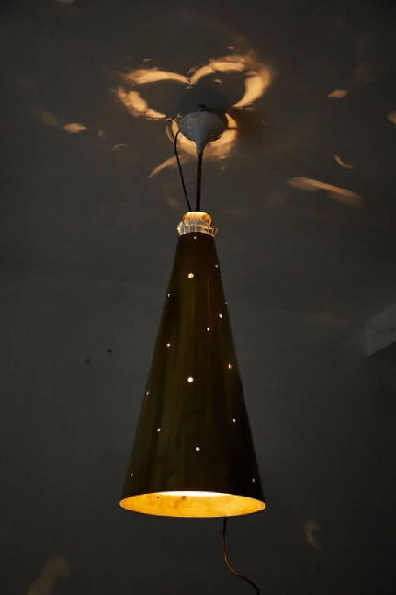 Coppia di lampade a sospensione in ottone, metallo e plexiglass di Paavo Tynell, anni '60 1259477