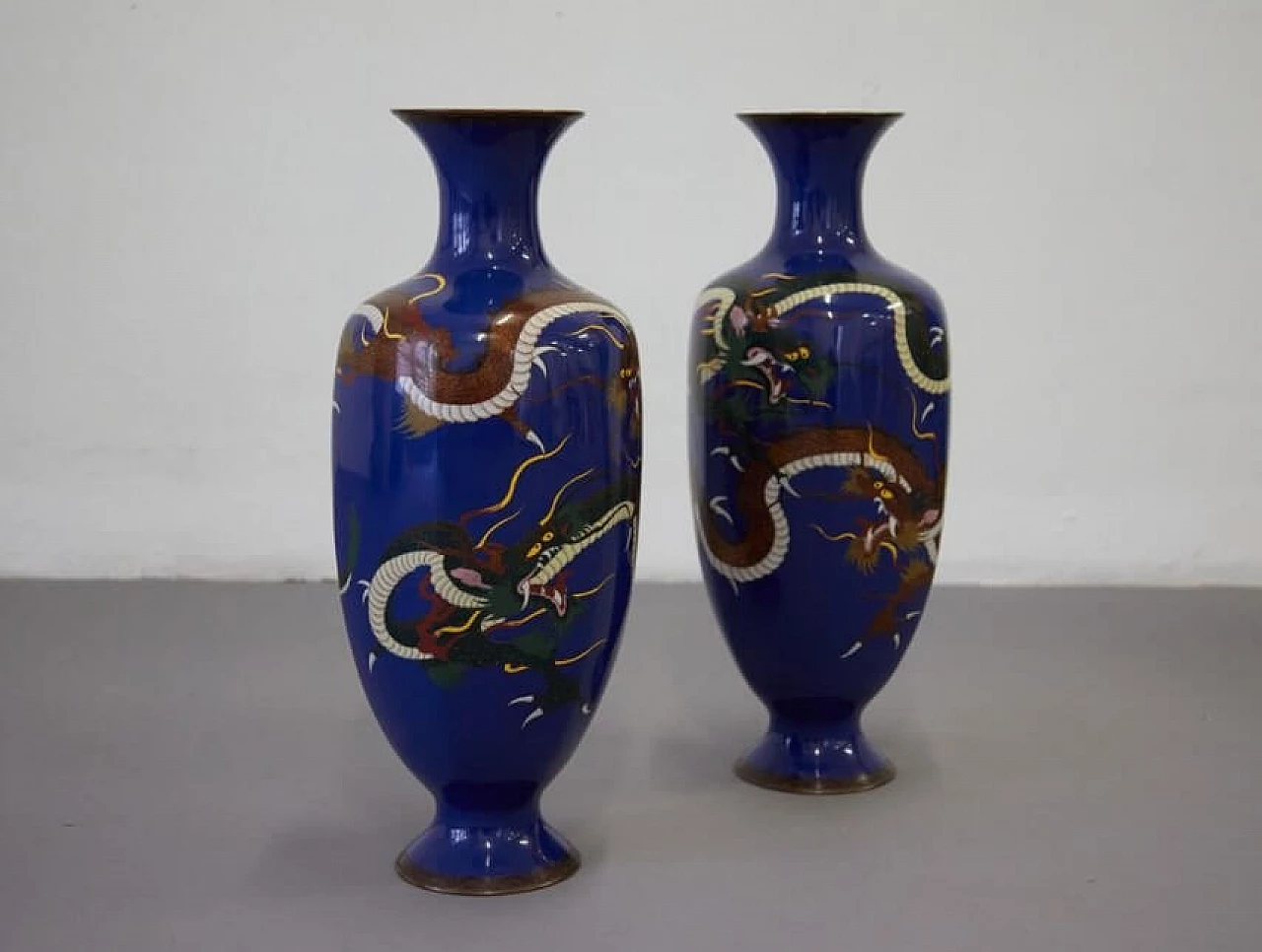 Coppia di vasi cloisonne cinesi in metallo e ottone smaltato, anni '30 1259591