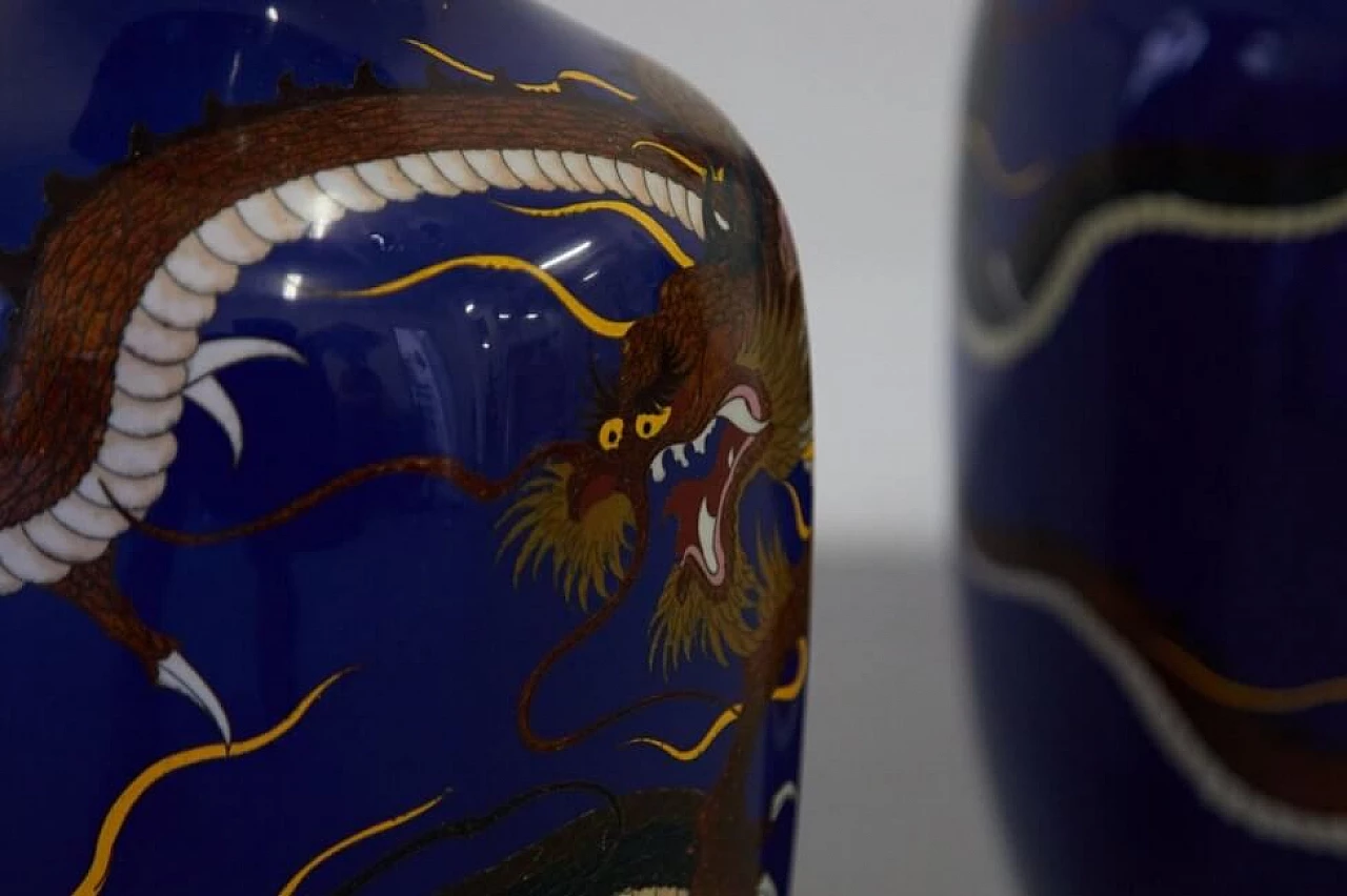 Coppia di vasi cloisonne cinesi in metallo e ottone smaltato, anni '30 1259593