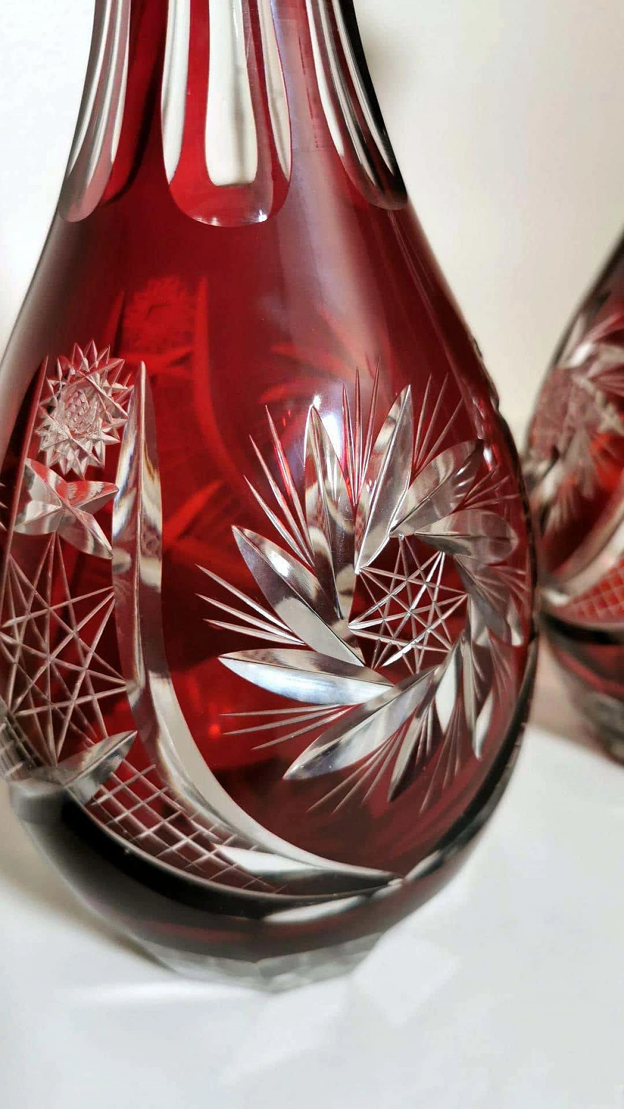 Coppia di bottiglie in stile Biedermeir in cristallo di Boemia tagliato e molato, anni '20 1261434