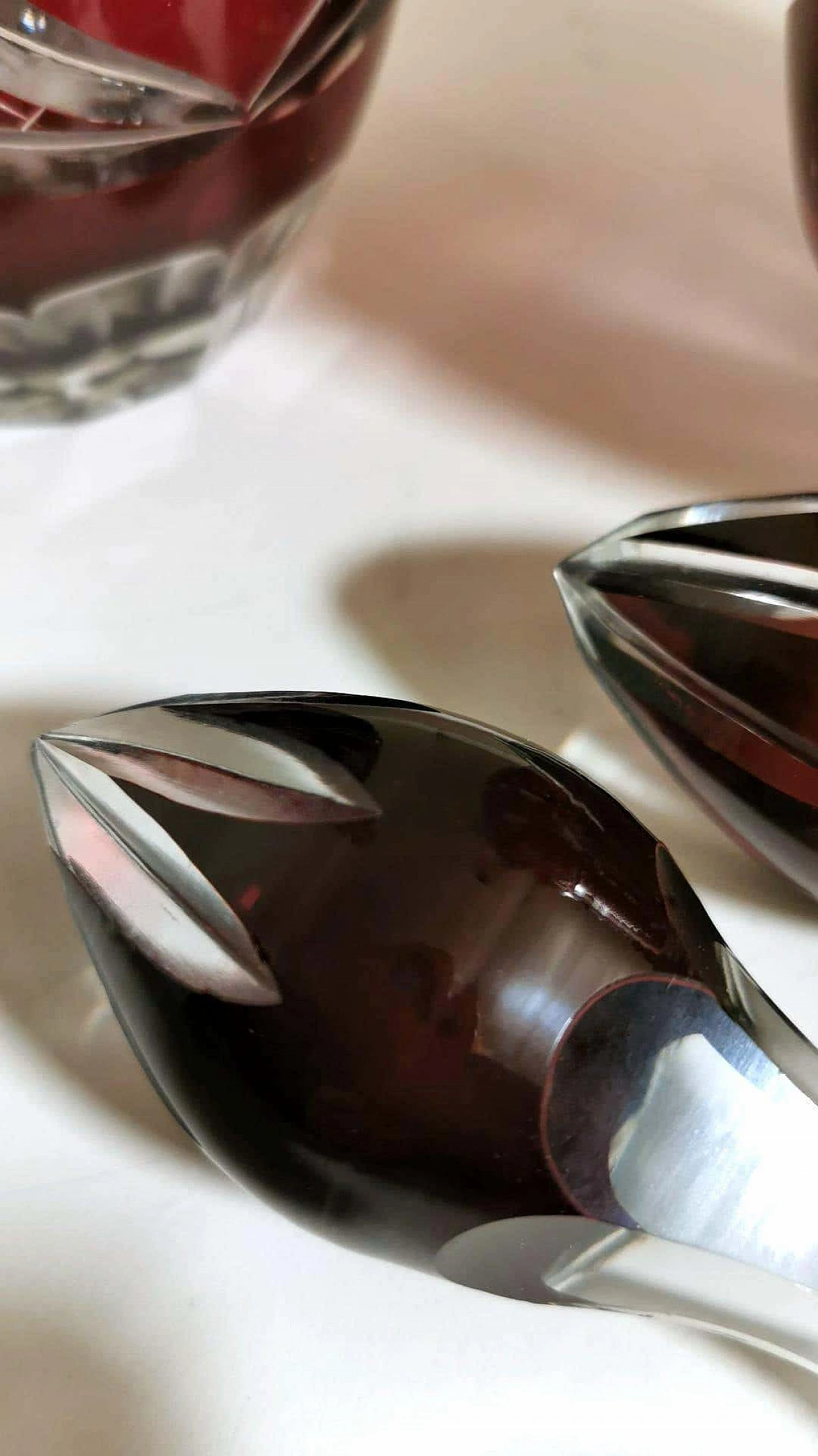 Coppia di bottiglie in stile Biedermeir in cristallo di Boemia tagliato e molato, anni '20 1261440