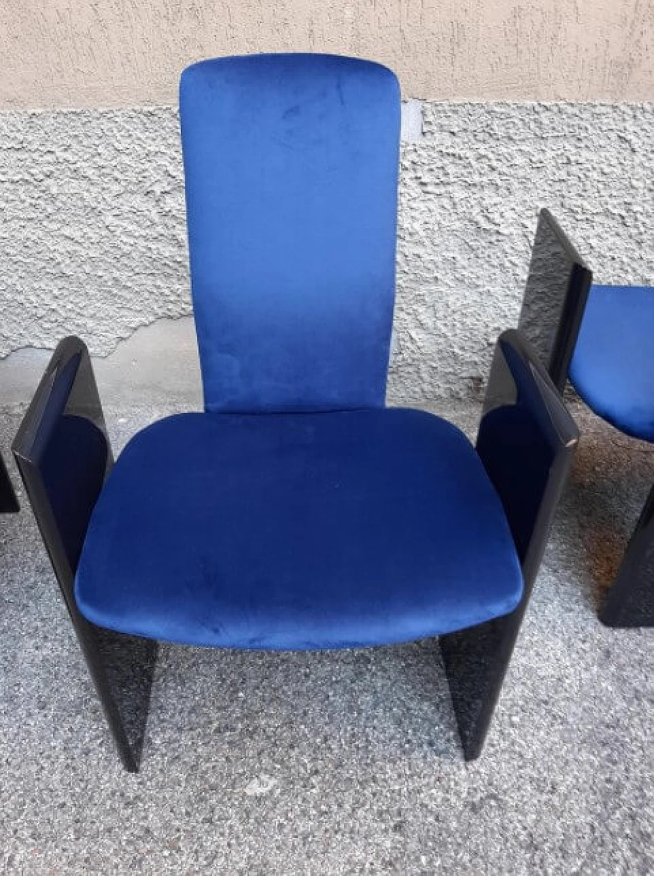 5 Chairs in black lacquered wood and electric blue velvet by Arflex, 60s 1262052
