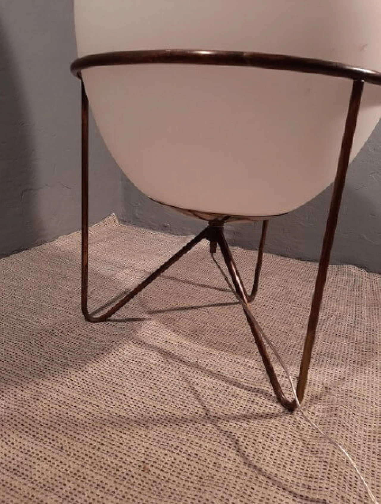 Egg-shaped table lamp in iron and opaline glass in the style of Stilnovo, 90s 1262188
