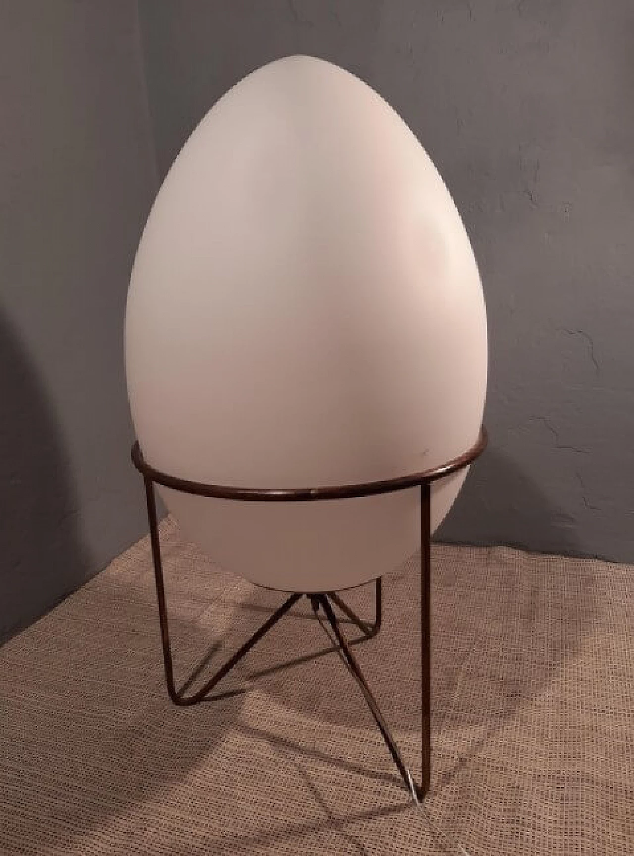 Lampada da tavolo a forma di uovo in ferro e vetro opalino in stile Stilnovo, anni '90 1262189