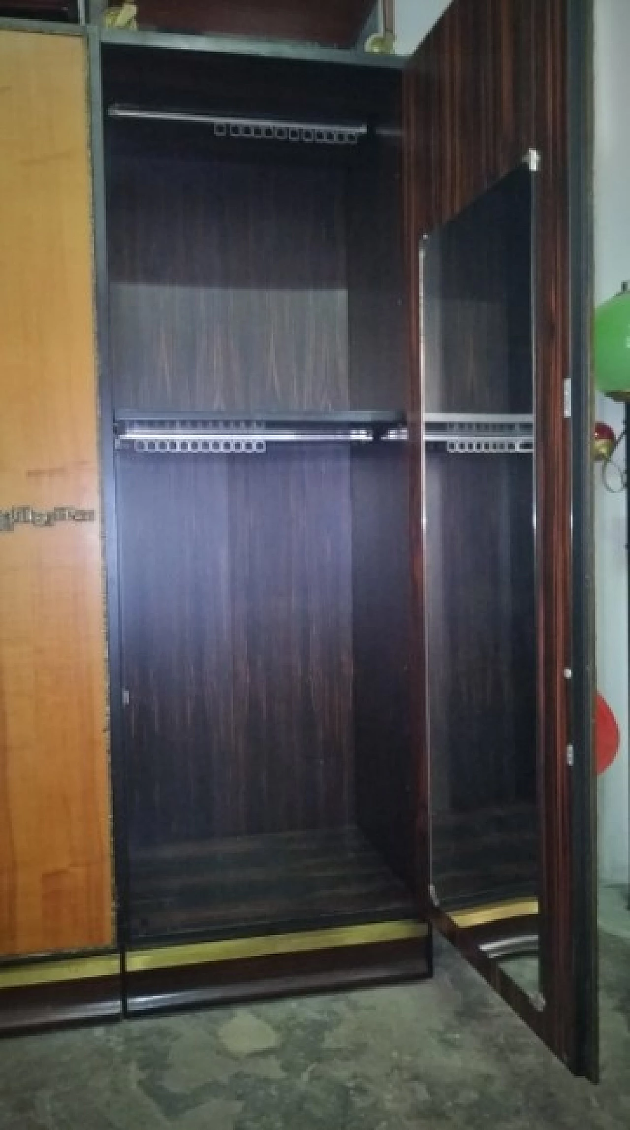 Armadio in macassar, ebano e bronzo di Luciano Frigerio per Desio, anni '50 1262235