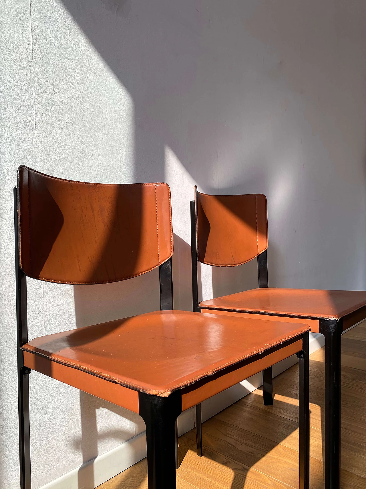 Coppia di sedie in pelle di Tito Agnoli per Matteo Grassi, anni '60 1263071