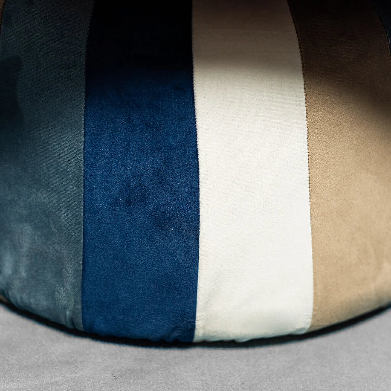 Poltrona curva in velluto, anni '70 1263386